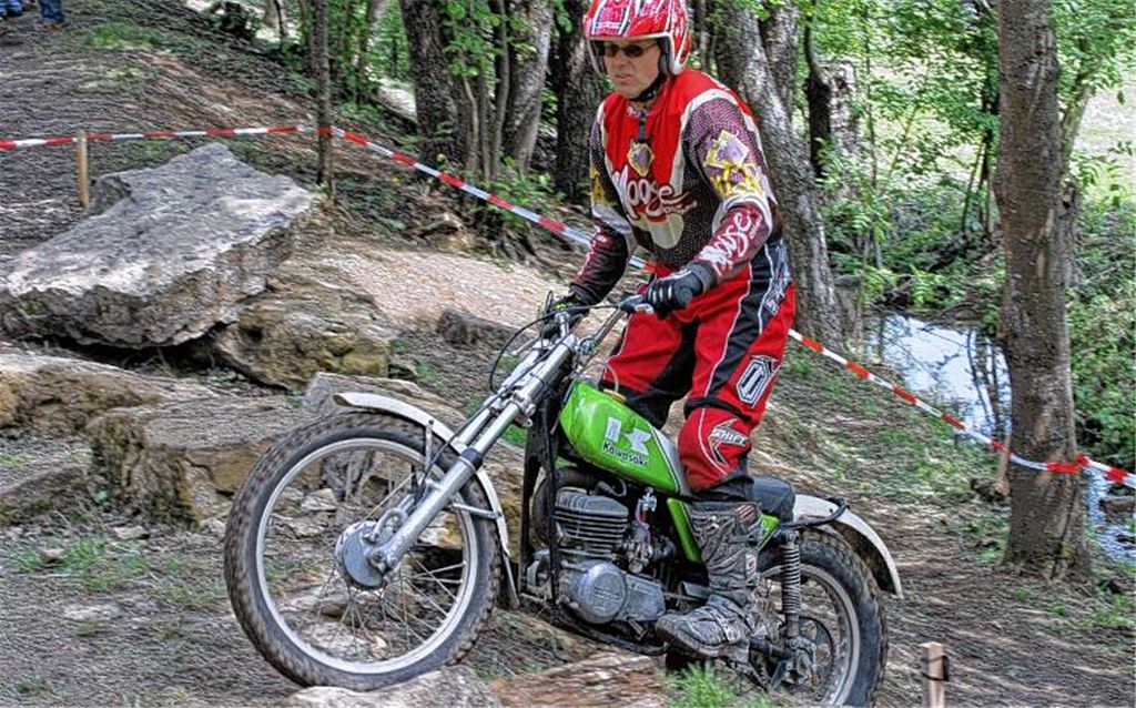 Peter Weber kommt in Sektion 1 vom Kurs ab, legt auf seiner 36 Jahre alten Kawasaki später auch manche fehlerfreie Runde hin. Foto: Hansen