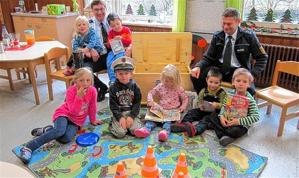 Peter Weber und Raimund Bauer (v.li.) bei der Übergabe der Verkehrskiste.