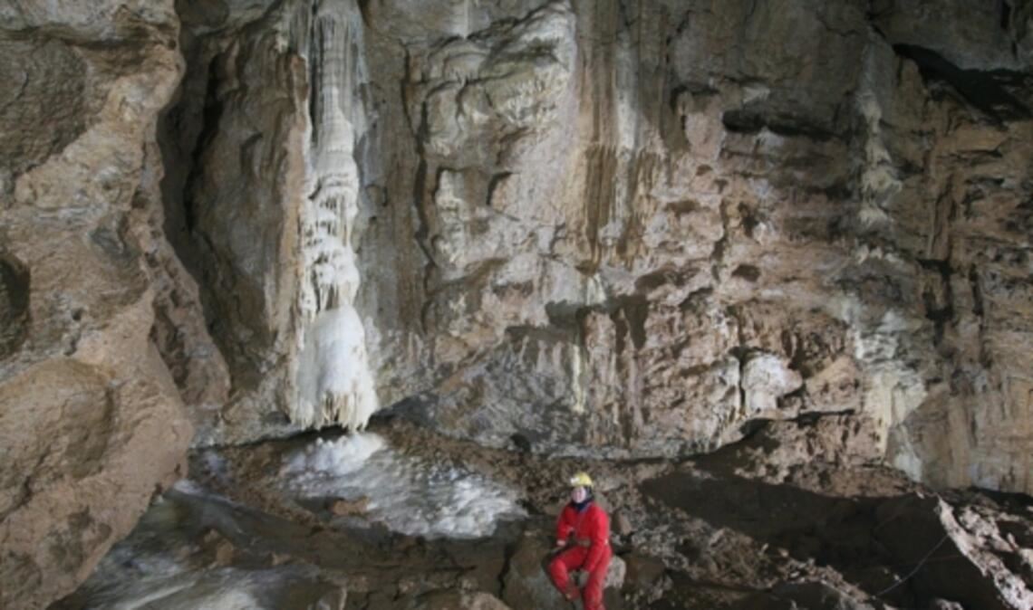 Petra Boldt im Nordgang der Vetterhöhle vor meterhohen Sinter.