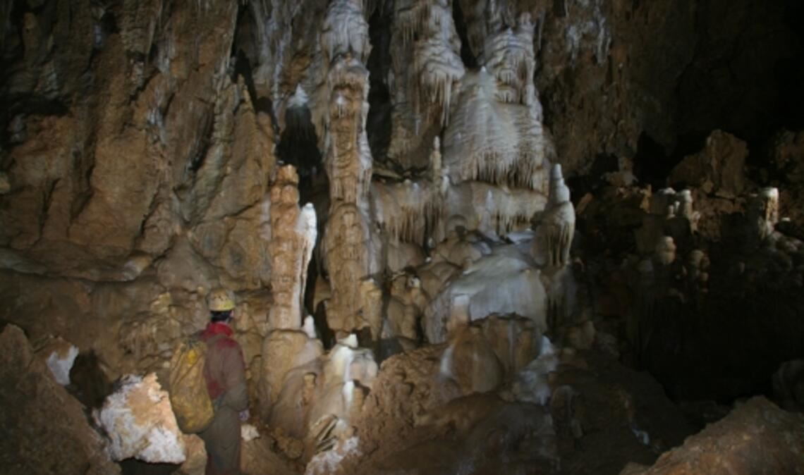Petra Boldt vor Kalkgebilden  im  Drachenfelsgang.