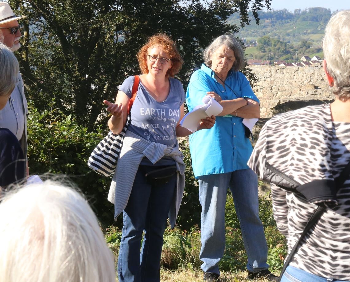 „Schon in meiner Kindheit fasziniert“ Petra Herrling (Mitte) bei einer Führung durch das Arboretum bei der Burgruine Löffelstelz.Archivfoto: Deeg