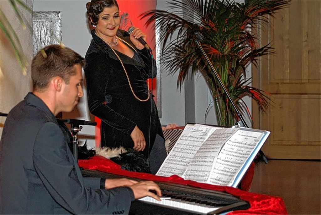 Petra Markowetz und Simon Bahlinger sorgen für einen unterhaltsamen Abend.