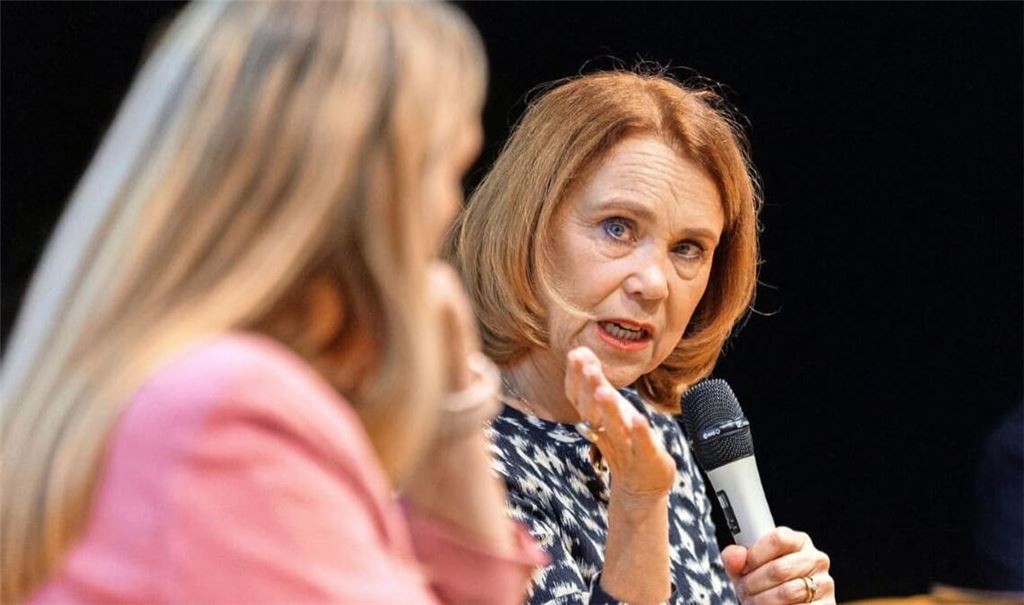 Petra Olschowski (Grüne), Baden-Württembergs Ministerin für Wissenschaft, Forschung und Kunst, zeigte sich auch in unserer Reihe "Über Kunst"&nbsp; 2025 in der Staatsgalerie Stuttgart zum Thema „KunstLänd - wie weiter?" hoch engagiert - hier im Dialog mit Stefanie Patruno, Direktorin des Kunstmuseums Karlsruhe .