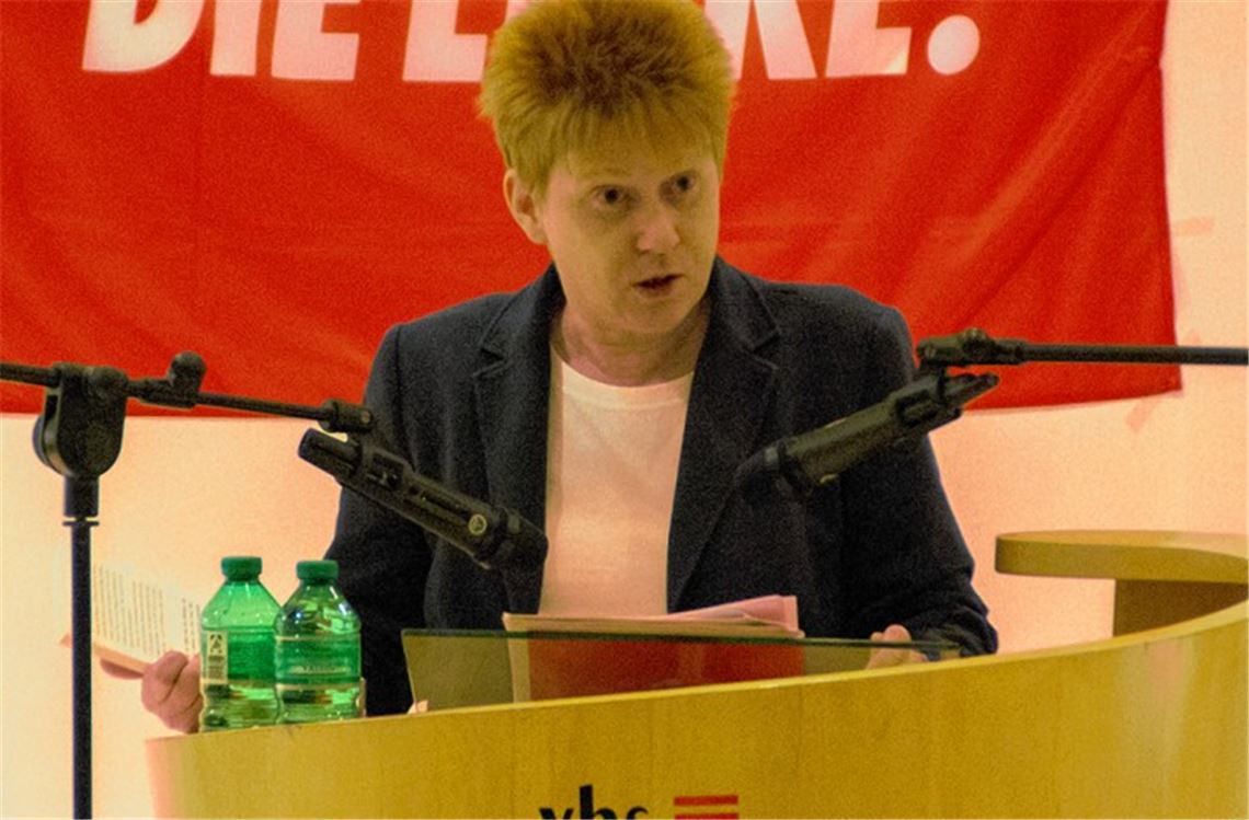 Petra Pau spricht in der Pforzheimer Volkshochschule über den NSU.