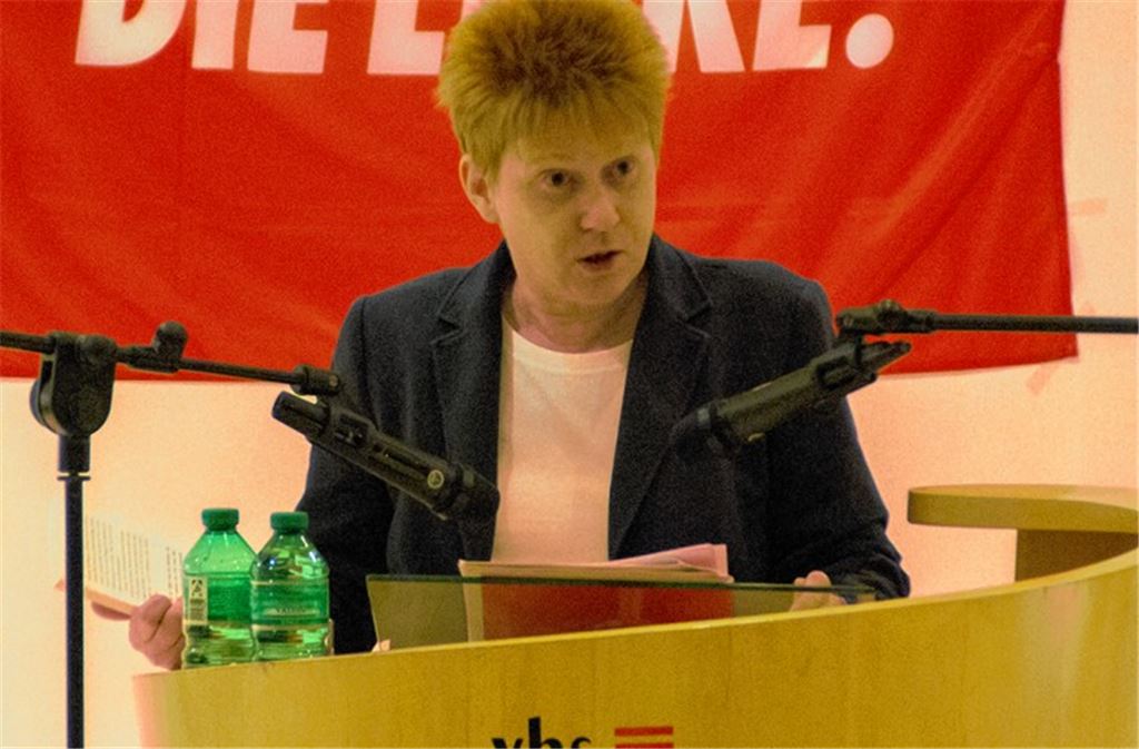 Petra Pau spricht in der Pforzheimer Volkshochschule über den NSU.