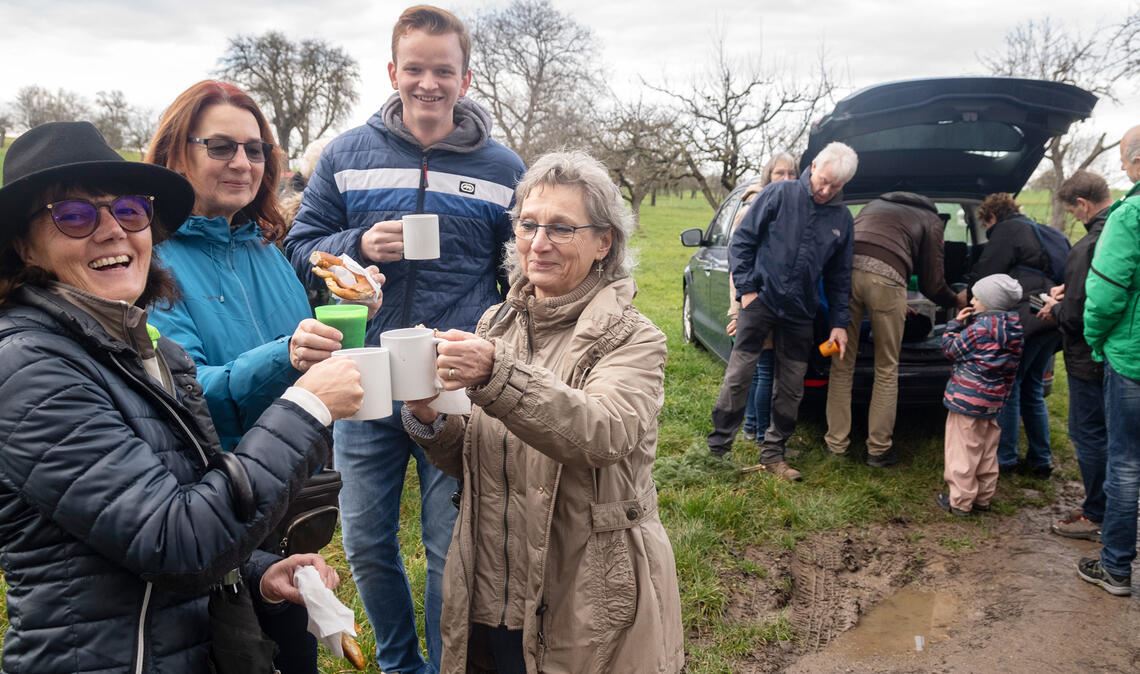 Wanderung als Teil des Glühweinfests Petra Pfau, Heike Schmid, Robin Goll und Jutta Büchle (v. li.) gönnen sich auf halber Strecke einen Glühwein. Foto: Fotomoment