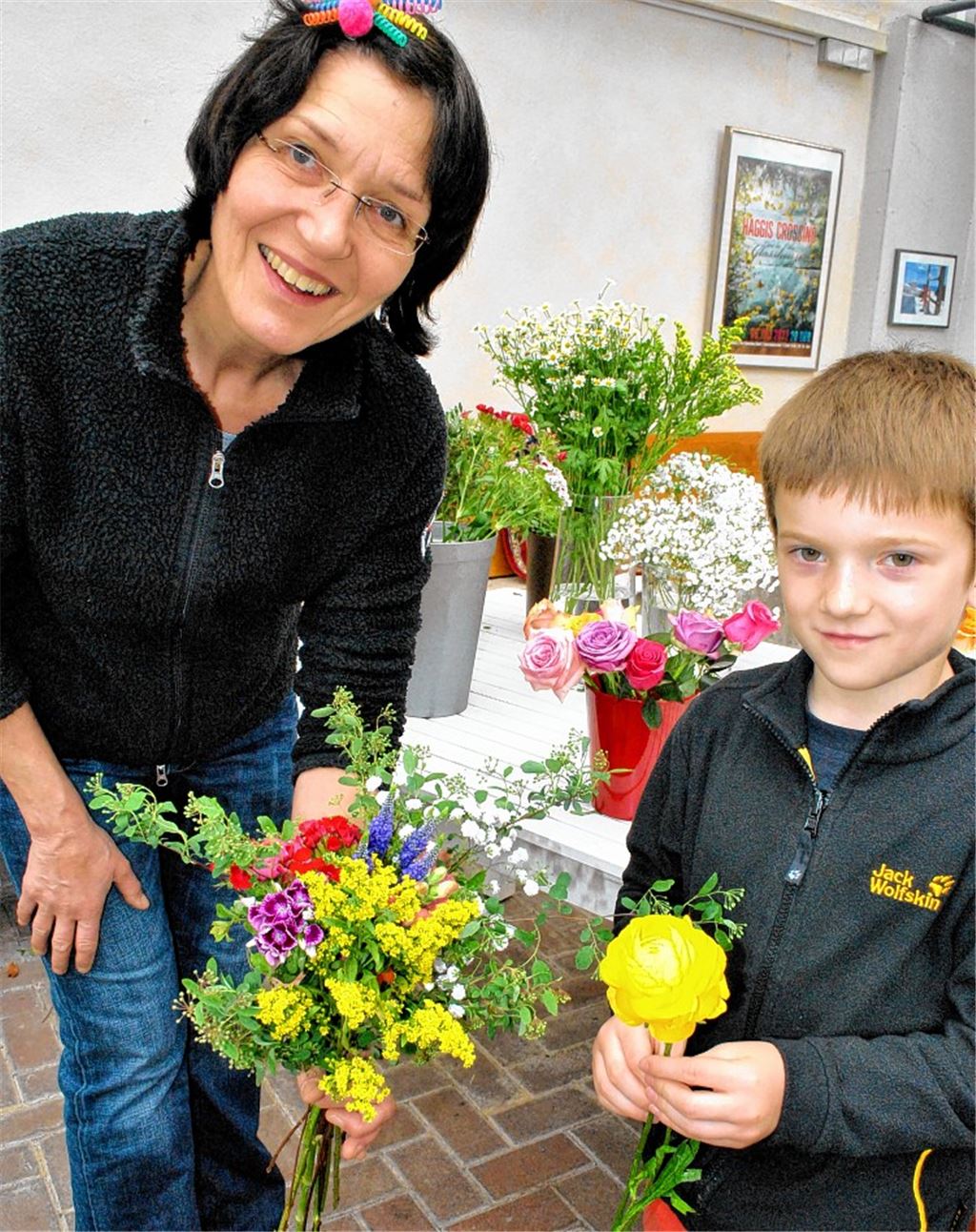 Petra Rudolf hilft dem siebenjährigen Nils, einen Strauß für die Oma zu binden.