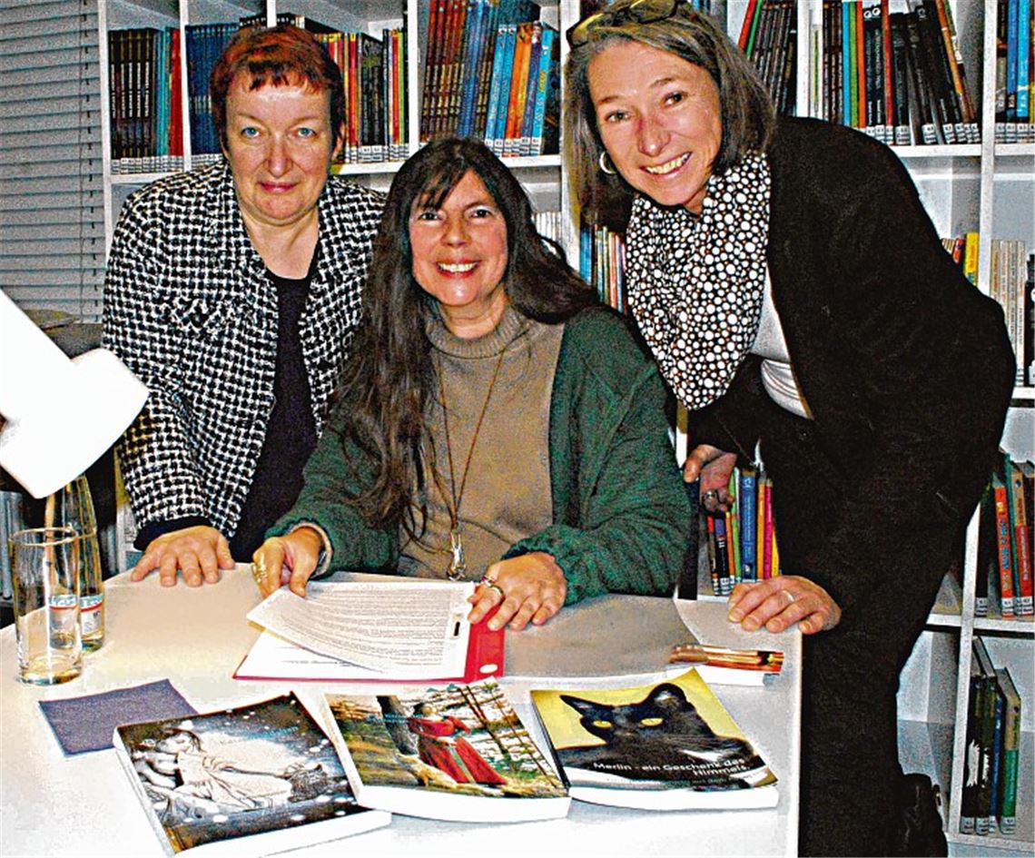 Petra Schmidt (li.) von der Volkshochschule Mühlacker und Claudia Heiler (re.), Leiterin der Mühlacker Stadtbibliothek, freuen sich über die Lesung von Autorin Erika Walz. Foto: Stahlfeld