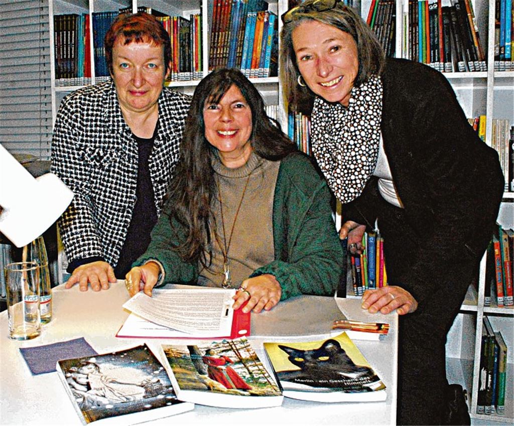 Petra Schmidt (li.) von der Volkshochschule Mühlacker und Claudia Heiler (re.), Leiterin der Mühlacker Stadtbibliothek, freuen sich über die Lesung von Autorin Erika Walz. Foto: Stahlfeld