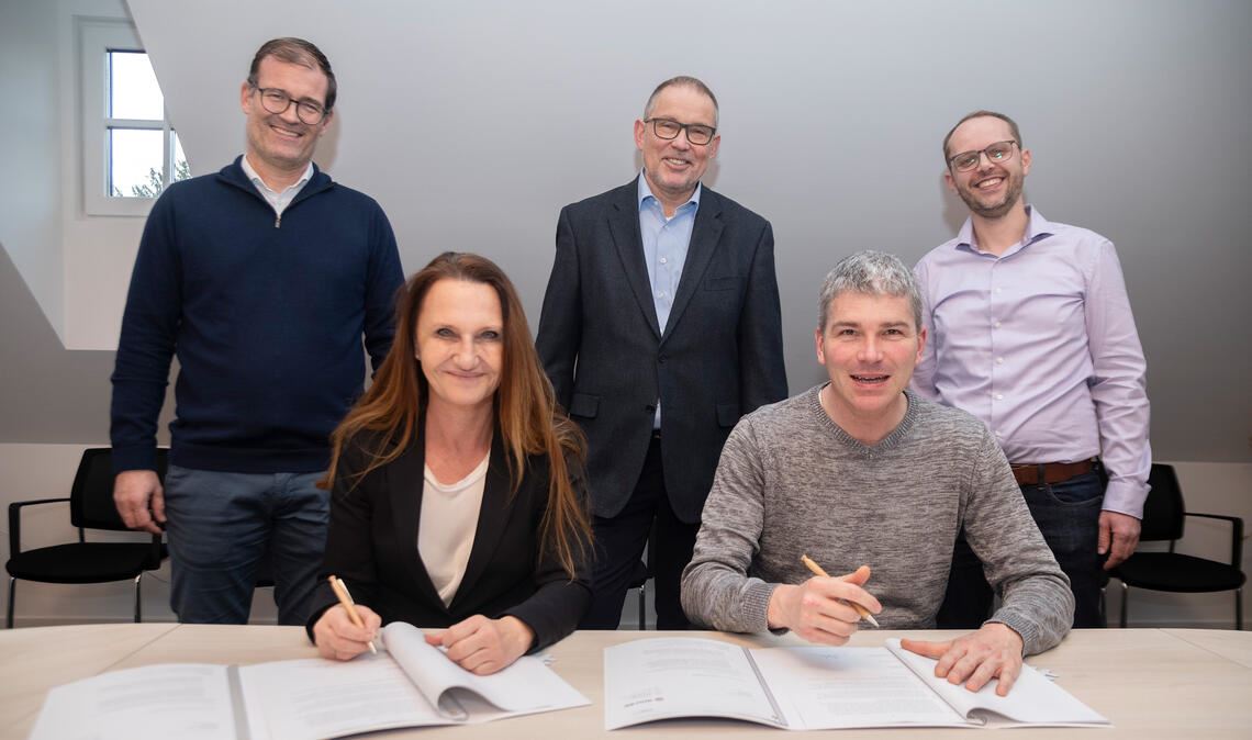 Petra Schweizer und Matthias Enz (vorne) unterzeichnen im Beisein von Tilo Stutz und Willi Parstorfer (Netze BW) sowie Gemeindekämmerer Florian Wessinger (hinten v.li.) den Vertrag. Foto: Fotomoment