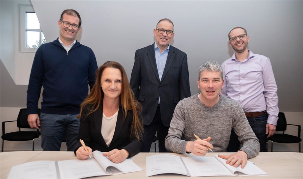 Petra Schweizer und Matthias Enz (vorne) unterzeichnen im Beisein von Tilo Stutz und Willi Parstorfer (Netze BW) sowie Gemeindekämmerer Florian Wessinger (hinten v.li.) den Vertrag. Foto: Fotomoment