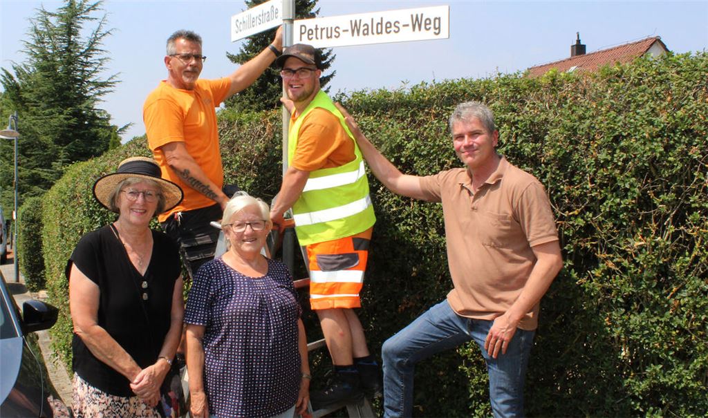 Petrus-Waldes-Weg heißt der bislang namenlose Weg, der als landwirtschaftlicher Weg in die Serremer Schillerstraße mündet und den Cornelia Schuler, Bauhofleiter Tino Metzger, Gertrud Roux, Timo Amrhein und Bürgermeister Matthias Enz (v. li.) mit seinem Schild versehen. Foto: Prokoph