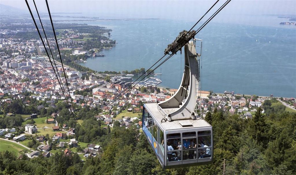 Pfänderbahn mit Blick auf Bregenz und den Bodensee.