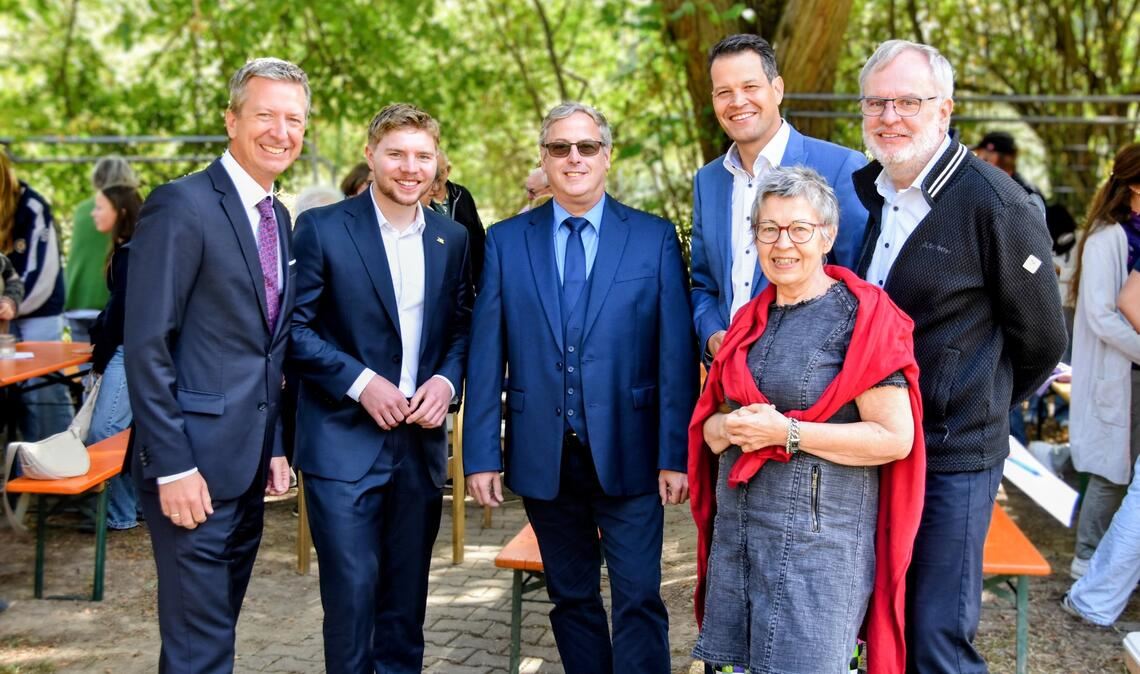 Pfarrer Dr. Johannes Reinmüller (v.li.), Nico Gunzelmann, Andreas Uhlir, Bürgermeister Aaron Treut, Ursula Stierle und Uwe Knappenberger vom Bezirksleitungskreis. Foto: privat