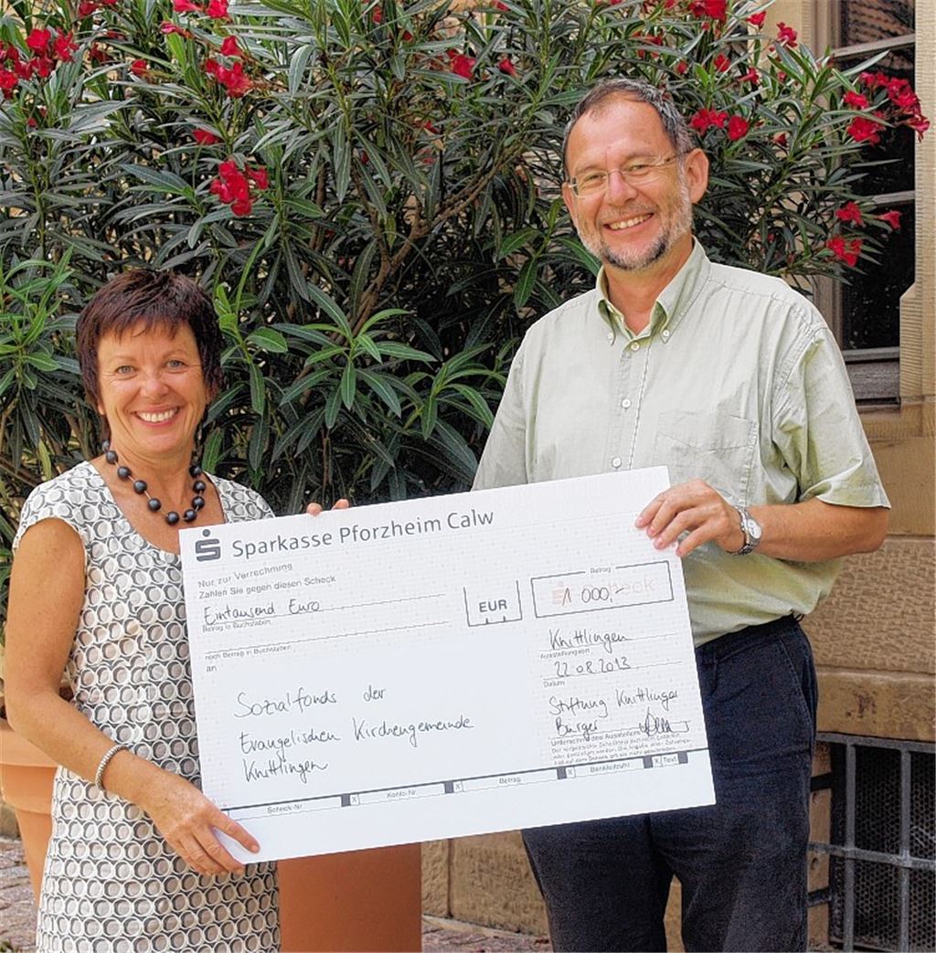 Pfarrer Hans Veit (re.) freut sich über eine Spende zugunsten des Sozialfonds der Kirchengemeinde. Überreicht wird der symbolische Scheck von Katrin Zauner, Managerin der Sparkassen-Dachstiftung „Mit Herz und Hand“, die auch die Stiftung Knittlinger Bürger verwaltet. Foto: Appich