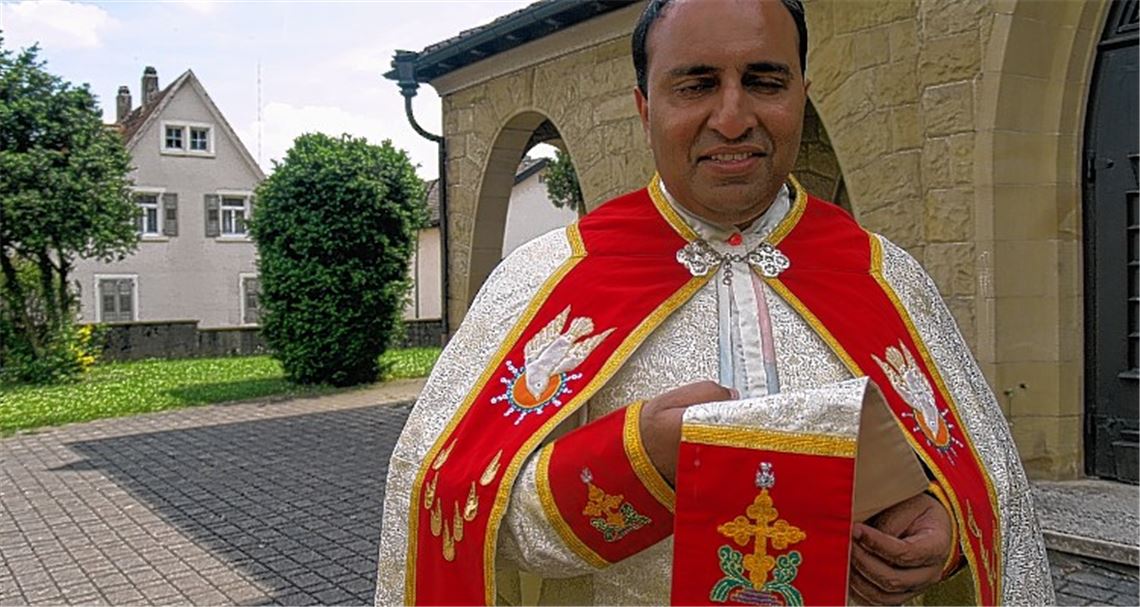 Pfarrer Joseph Kaniyodickal vor dem Gottesdienst am Samstagabend: Eine besondere Bedeutung hat das Thomas-Kreuz für die indischen Christen, die sich auf den Apostel Thomas berufen.
