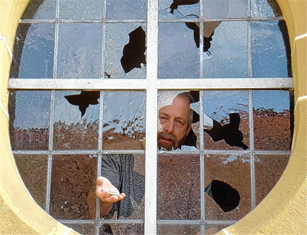Pfarrer Karl Frank ist entsetzt, dass Kirchenfenster zur Zielscheibe werden. Foto: privat