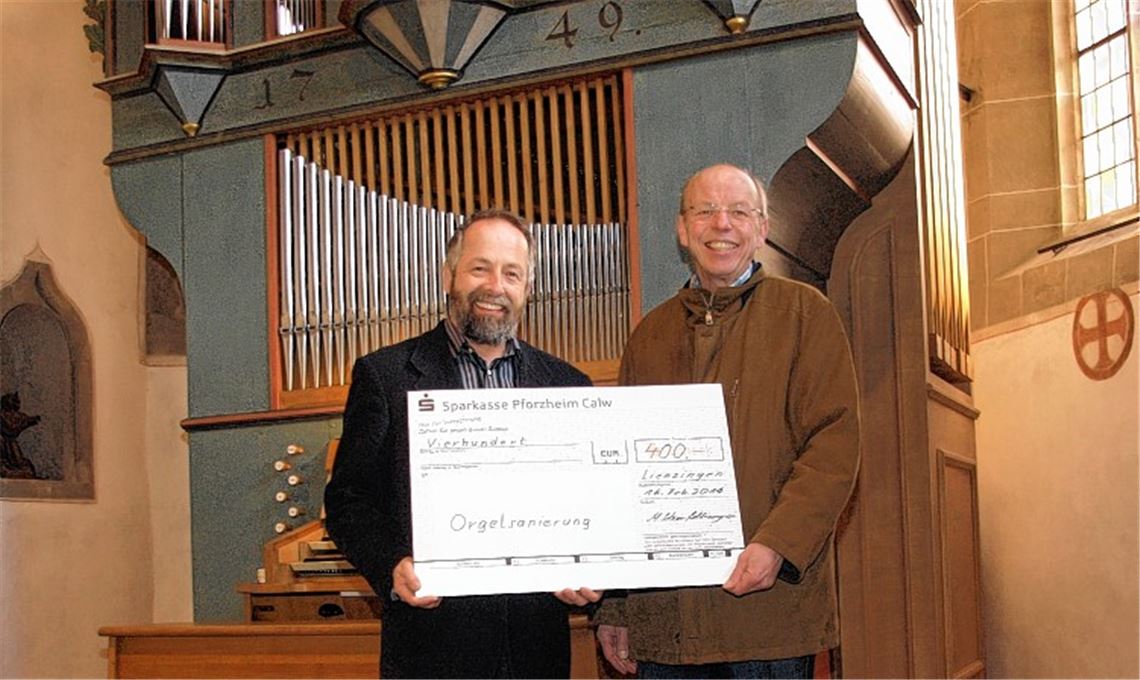 Pfarrer Karl Frank (li.) mit dem MGV-Vorsitzenden Martin Schaufelberger. Foto: Appich