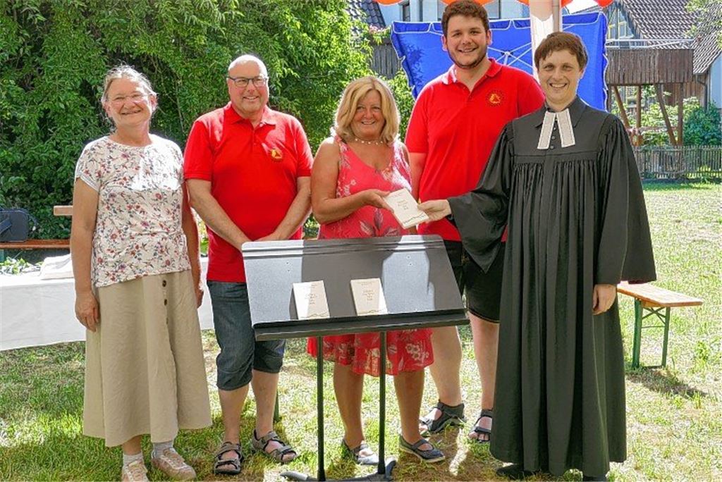 100 Liederbücher und zwei Notenständer