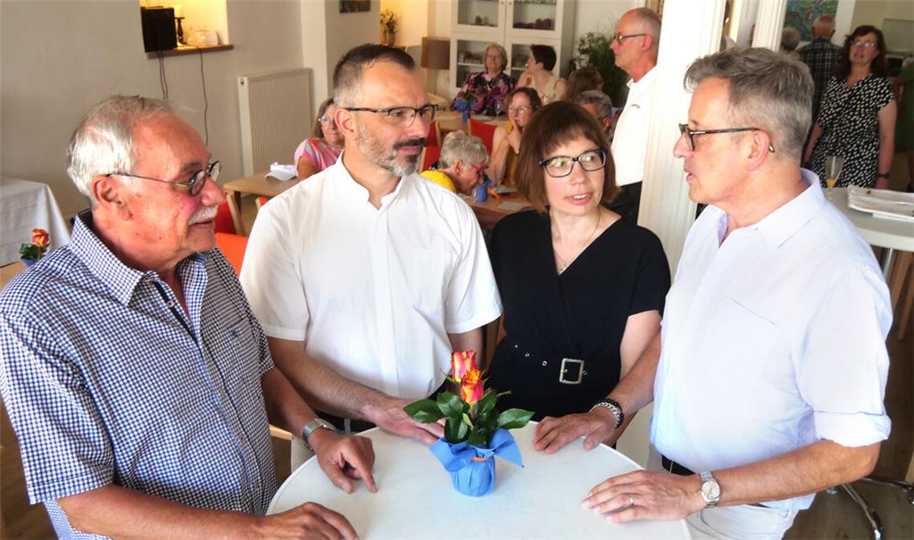 Pfarrer Marcus Kalkofen (2.v.li.) im Juli beim Jubiläum der betreuten Seniorenwohnanlage „Dürrmenzerhof“ im Gespräch mit Stadtrat Rolf Leo (li.), Stefanie Träger von der Diakonie und Matthias Günther vom Investor FWD Hausbau- und Grundstücks GmbH. Foto: Archiv