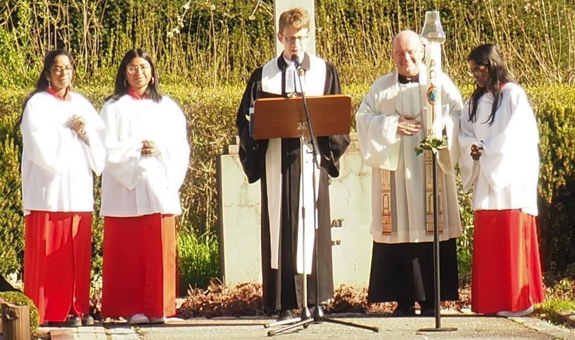 Pfarrer Markus Epting (Mitte) und Pfarrer Claus Schmidt bei der ökumenischen Auferstehungsfeier auf dem Ötisheimer Friedhof.