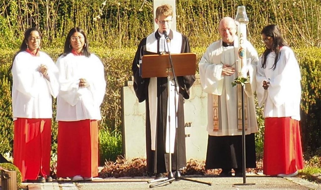Pfarrer Markus Epting (Mitte) und Pfarrer Claus Schmidt bei der ökumenischen Auferstehungsfeier auf dem Ötisheimer Friedhof.