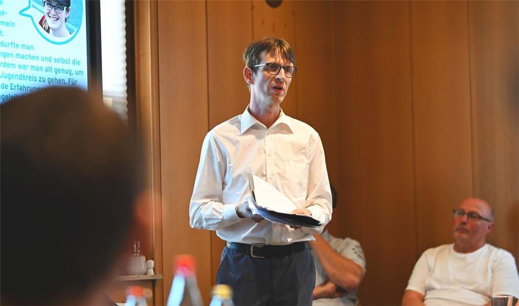 Pfarrer Markus Epting stellt die angedachte 75-Prozent-Stelle dem Gemeinderat vor. Foto: Schüller