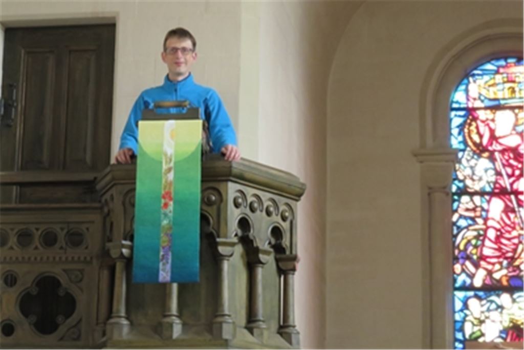 Pfarrer Markus Epting zeigt vorab das neue Kanzel-Parament, das am Sonntag den Gottesdienstbesuchern in der Henri-Arnaud-Kirche vorgestellt worden ist. Foto: Becker
