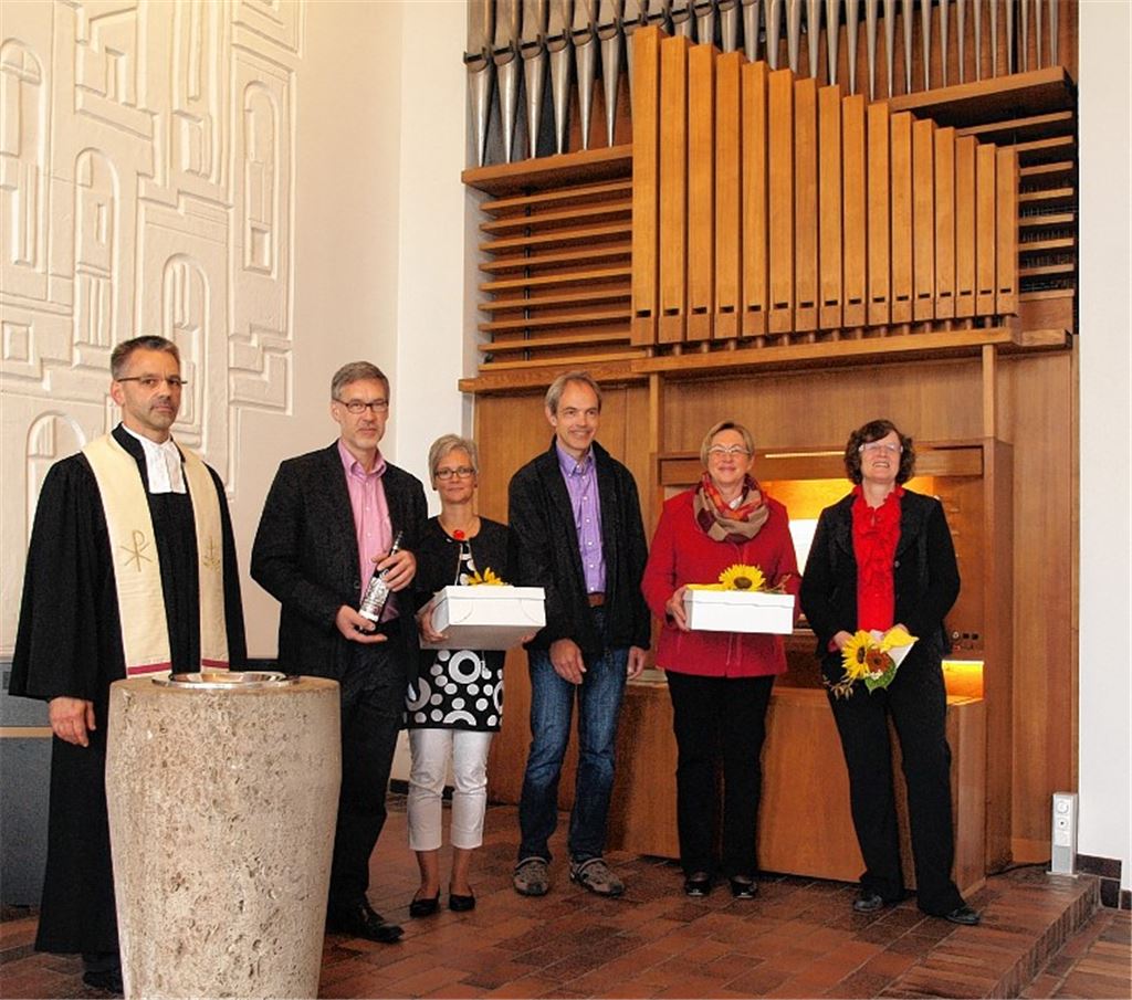 Pfarrer Martin Merdes, Friedrich Lieb, Beate Lieb und Andreas Klaiber von der Orgelbaufirma Lieb, die Enzberger Organistin Maria Matzen-Mauch und Bezirkskantorin Erika Budday (v. li.) feiern gemeinsam mit der Gemeinde den Abschluss der Renovierungsarbeiten.