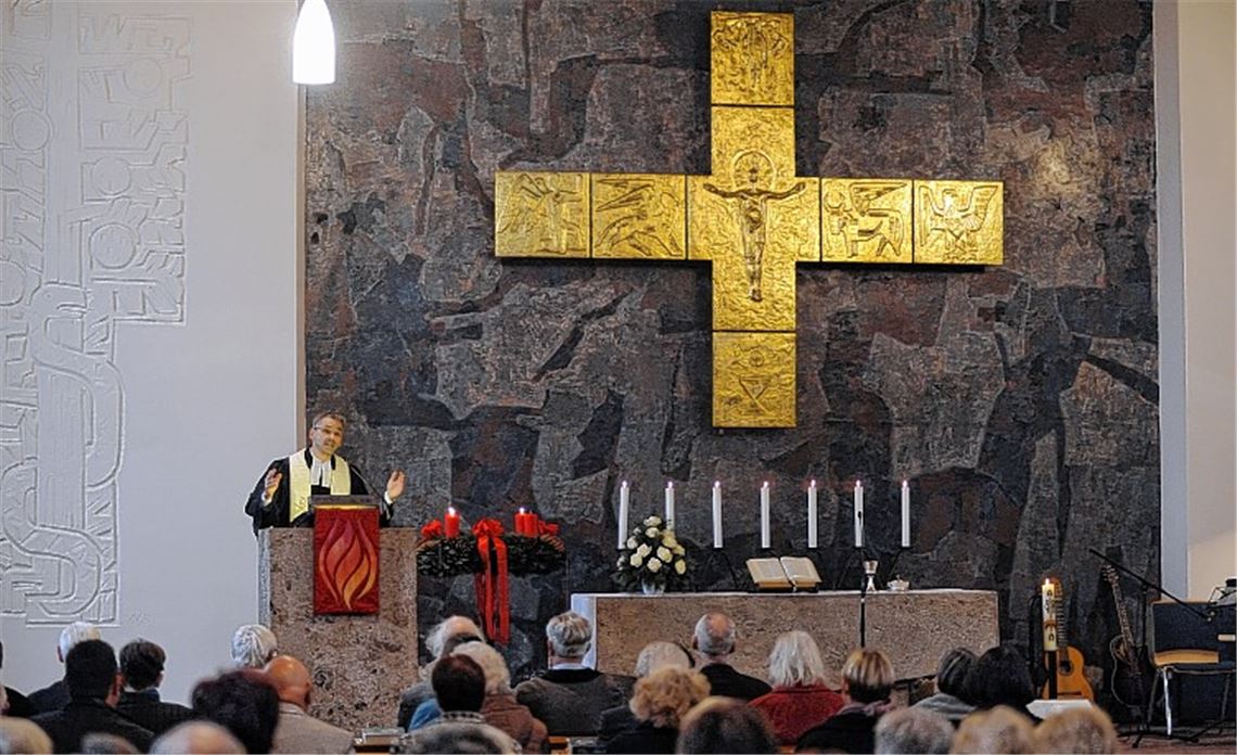 Pfarrer Martin Merdes betont bei der Wiedereinweihung der Georgskirche, dass diese ein Raum sei, um Gott nahe zu sein. Foto: Fotomoment