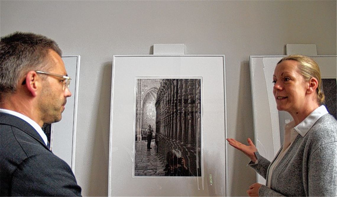 Pfarrer Martin Merdes und Kunsthistorikerin Regina Fischer beim Gedankenaustausch.