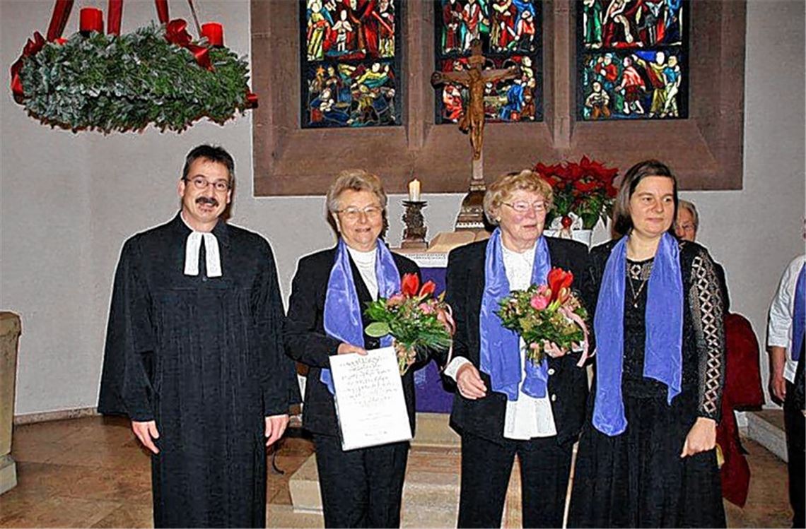 Pfarrer Matthias Beck und Chorvorsitzende Edda Nagel ehren Hildegard, die sei 60 Jahren im Frauenchor singt, und Sigrid Scholl, die seit 40 Jahren dabei ist. Foto: privat