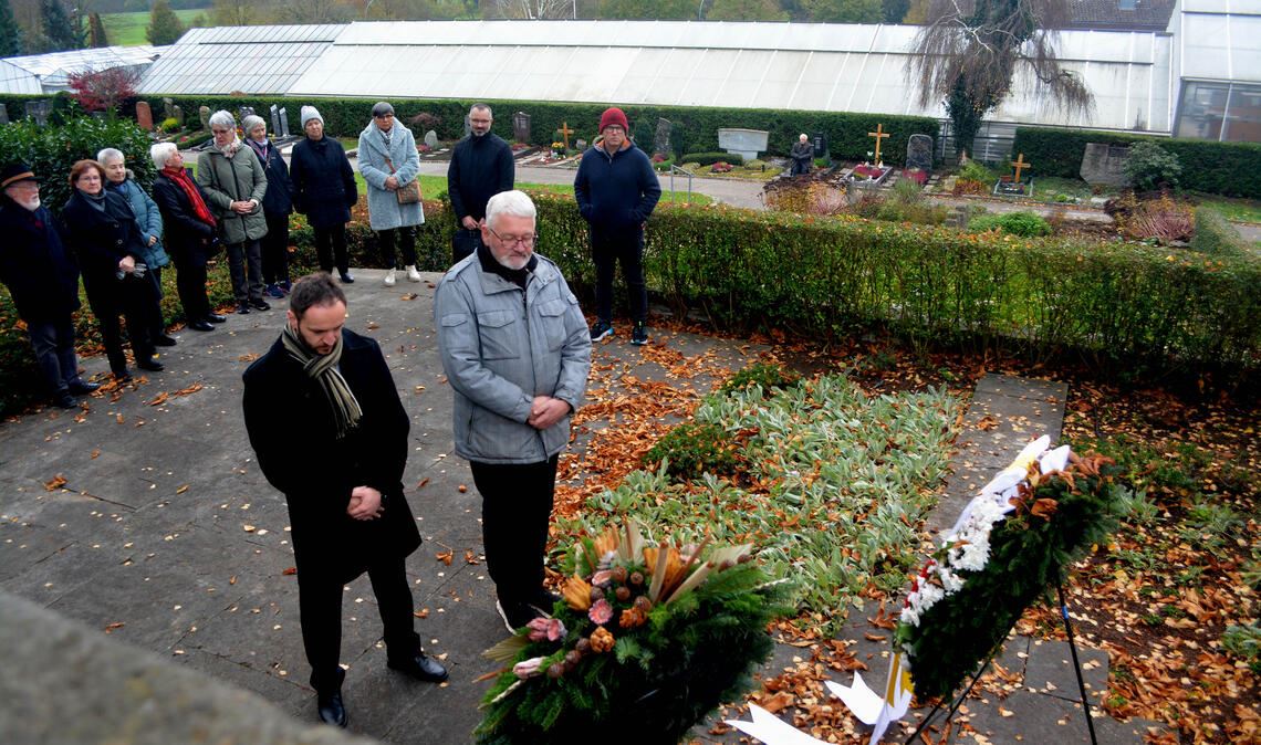 Pfarrer Michael Sarembe und Oberbürgermeister-Stellvertreter Stefan Aßmus (li.) gedenken am Ehrenmal der Opfer von Krieg und Gewaltherrschaft. Fotos: Stahlfeld
