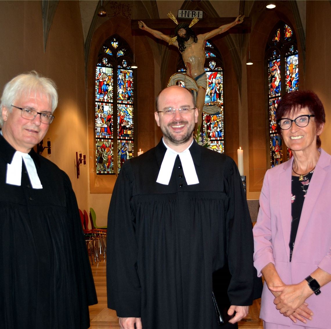 Nach 19 Monaten Vakanz ein neuer Pfarrer in Illingen Pfarrer Tobias Wacker (Mitte) mit Schuldekan Dr. Andreas Hinz und Christine Schopf, Vorsitzende des Illinger Kirchengemeinderates. Foto: Stahlfeld