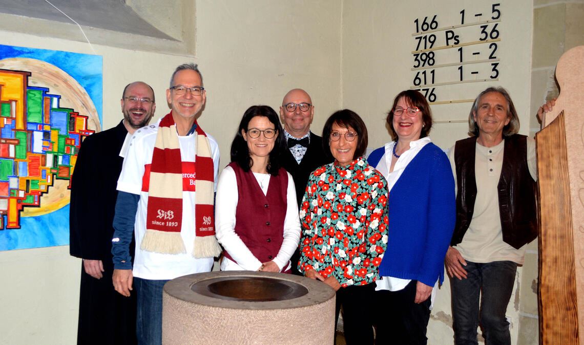 Pfarrer Tobias Wacker (li.) mit den beteiligten Künstlerinnen und Künstlern, die in der Cyriakuskirche in Illingen Werke zur Jahreslosung zeigen. Fotos: Stahlfeld