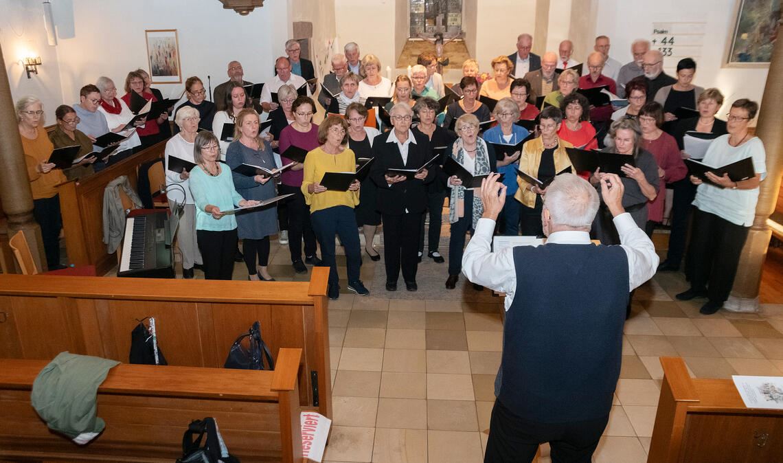 Pfarrer a.D. Hansjörg Lechler dirigiert den Kirchenchor in Zaisersweiher. Foto: Fotomoment