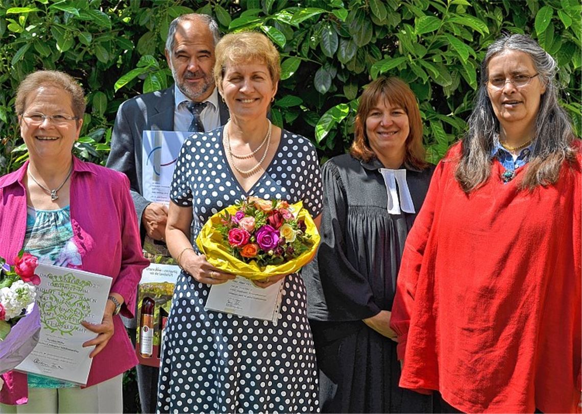 Pfarrerin Albrun Barwig und Chorleiterin Ursula Dörhage danken den langjährigen Mitgliedern des Mühlhäuser Kirchenchors (v.li.) Dorle Müller, Fritz und Sonja Ade.