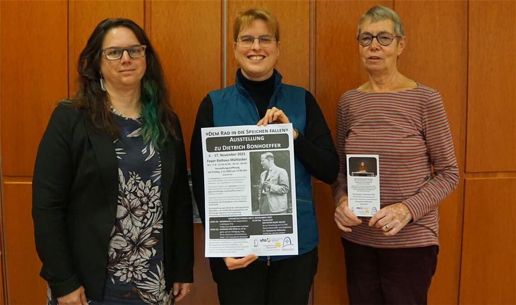 Pfarrerin Christine von Wagner (v.li.), Pfarrerin für Erwachsenenbildung im Kirchenbezirk Mühlacker, Dr. Martina Terp-Schunter, Leiterin der Vhs Mühlacker, und Christiane Bastian-Engelbert (Historisch-Archäologischer Verein Mühlacker). Foto: Bastian