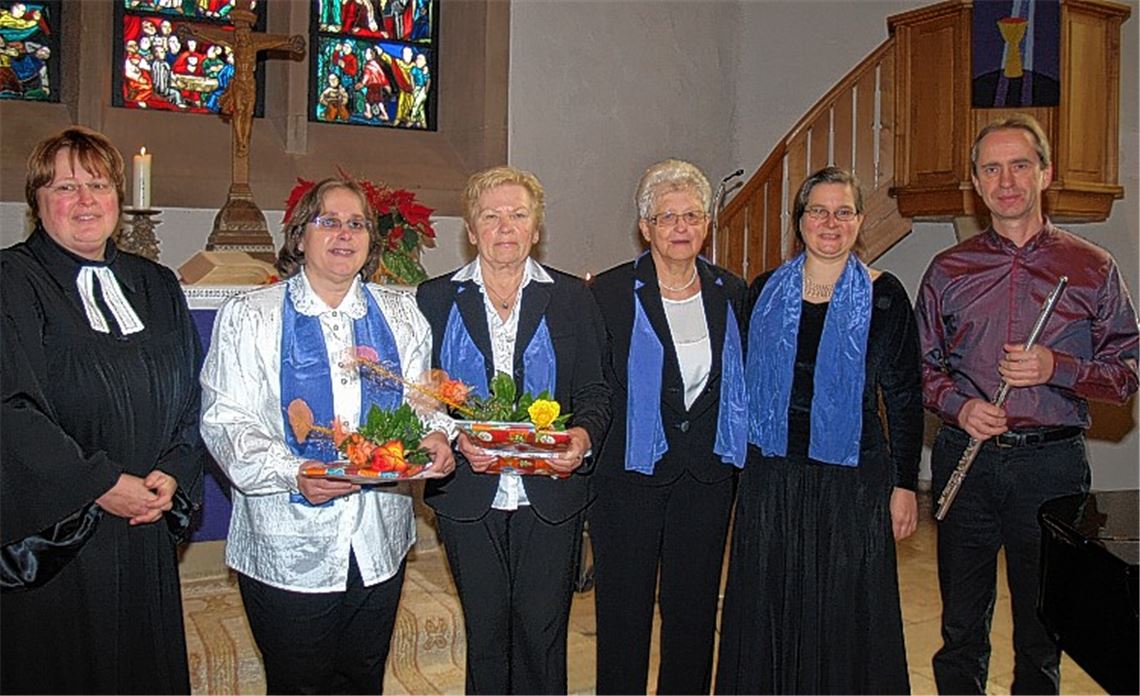 Pfarrerin Claudia Back ehrt Brigitte Greschik und Erika Jentner für jahrzehntelanges Singen im Kirchenchor. Mit ihnen freuen sich Chorvorsitzende Edda Nagel, Chorleiterin Beate Rau und Klaus Mahner, der den Adventsgottesdienst musikalisch begleitete. Foto: Filitz