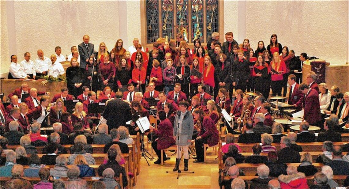 Pfarrerin Gabriele Sauer begrüßt die Gemeinde zu dem Konzert „Sing mit“ in der Mühlacker Pauluskirche.Foto: Filitz