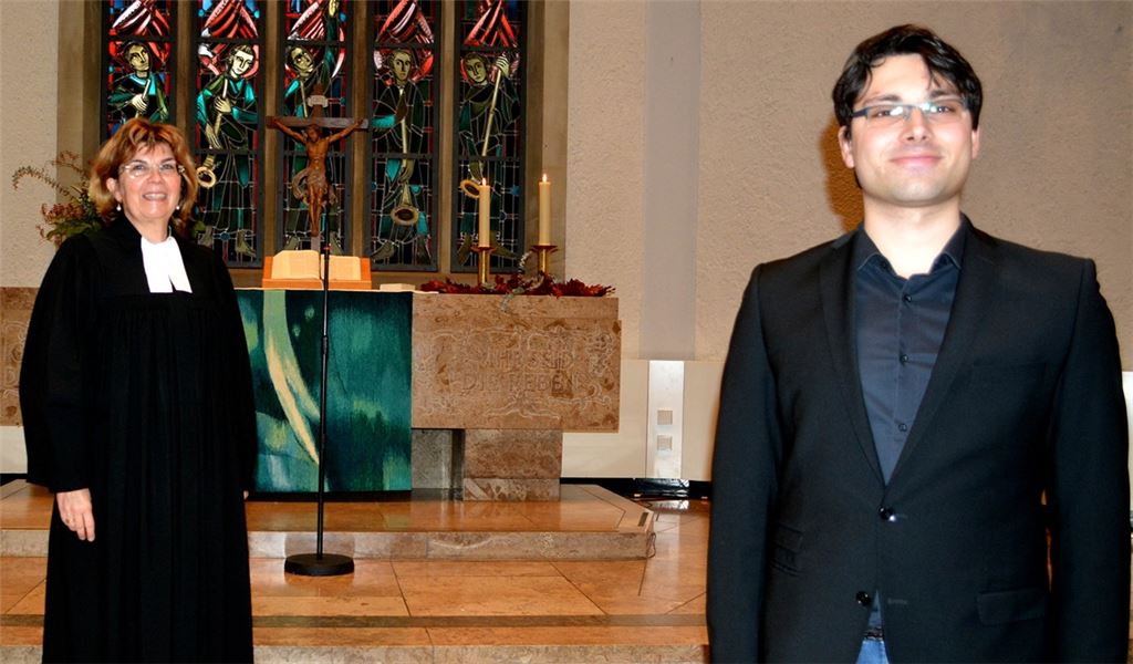 Pfarrerin Gabriele Sauer setzt Markus Piringer offiziell als neuen Kantor ein. Foto: Stahlfeld