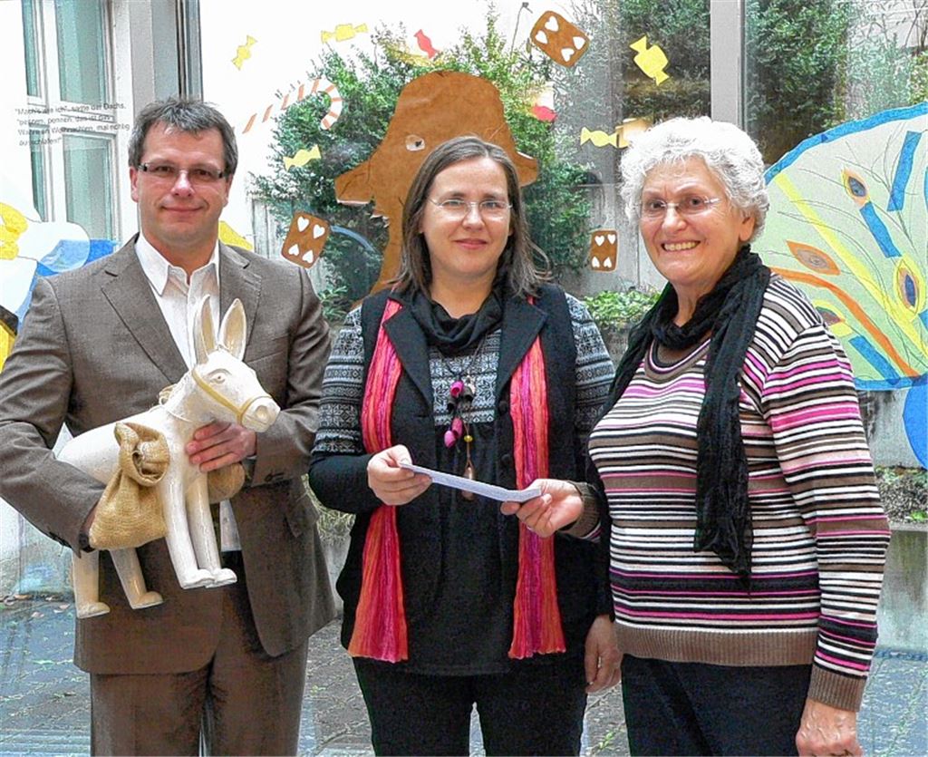 Pfarrerin Sabine Leibbrandt (Mitte) freut sich über 250 Euro, die während der Märchenerzählstunden von Elli Mayer (re.) gesammelt wurden. Die Stadt Maulbronn, vertreten durch Bürgermeister Andreas Felchle (li.), rundete den Betrag auf 250 Euro auf.