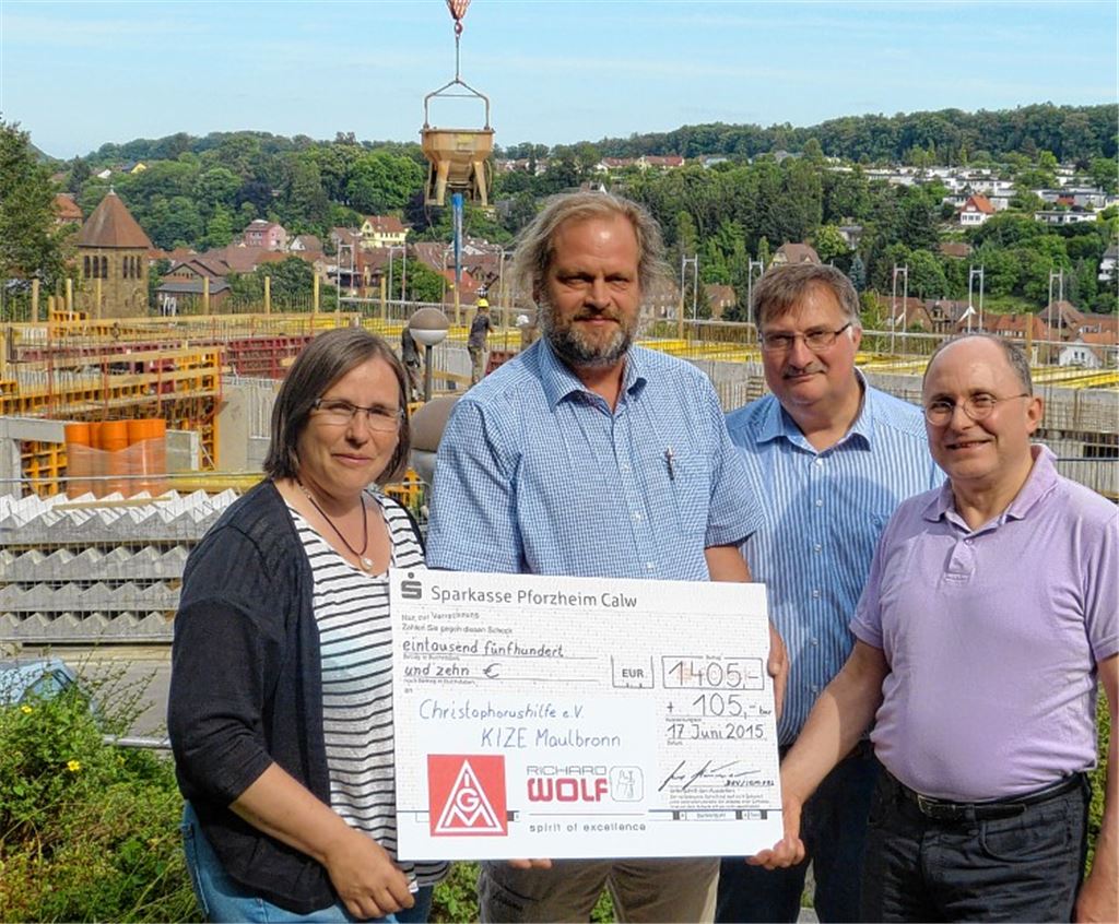 Pfarrerin Sabine Leibbrandt (li.) und Prof. Dr. Rainer Blank (re.) freuen sich über die Spende, die Betriebsratsvorsitzender Hans Himmer (2. v. li.) und Gewerkschaftssekretär Rainer Wacker überreichen. Foto: privat