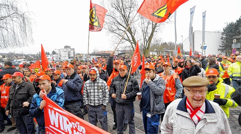 Pfiffe für die Arbeitgeber: Rund 450 Beschäftigte von Mahle Behr, Händle, MDS Abele und RSN Sihn legen zwischen 10.15 Uhr und 11.15 Uhr die Arbeit nieder und machen ihrem Ärger bei der Kundgebung Luft.