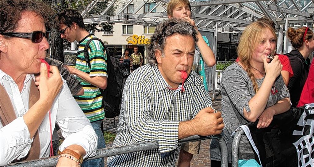 Pfiffe für die NPD: Bei der „Kundgebung“ in Pforzheim sind die Gegner – in der Mitte Grünen-Abgeordneter Memet Kilic – gegenüber den Sympathisanten klar in der Überzahl.