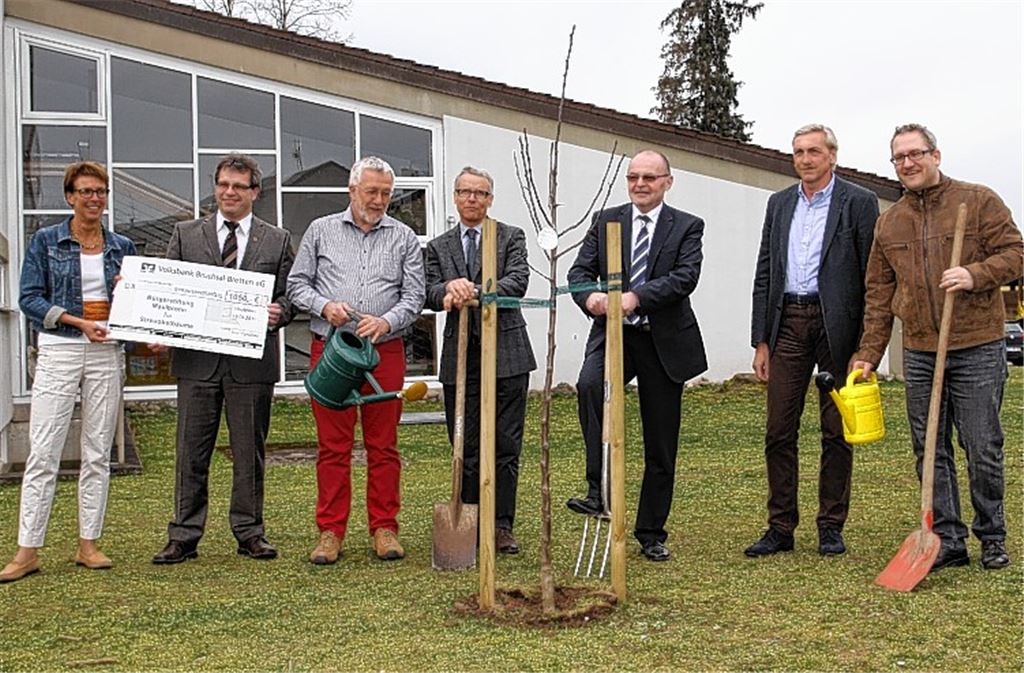 Pflanzaktion an der Willy-Schenk-Schule: Vorstandsvorsitzende Susanne Sieber-Böhler (v.li.), Bürgermeister Andreas Felchle, die Vorstandsmitglieder Hansjörg Lechler, Dr. Till Neugebauer, Walter Schäfer, Stadtbaumeister Karl Velte und Geschäftsführer Frank Burghardt.