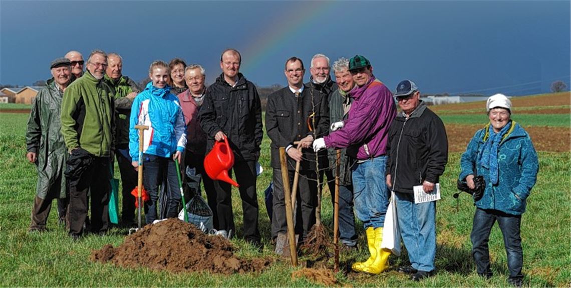 Pflanzaktion im Zeichen des Regenbogens: Oberbürgermeister Frank Schneider (Mitte) und Mitglieder des Schwäbischen Albvereins.
