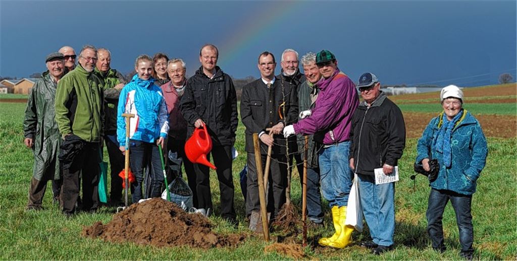 Pflanzaktion im Zeichen des Regenbogens: Oberbürgermeister Frank Schneider (Mitte) und Mitglieder des Schwäbischen Albvereins.