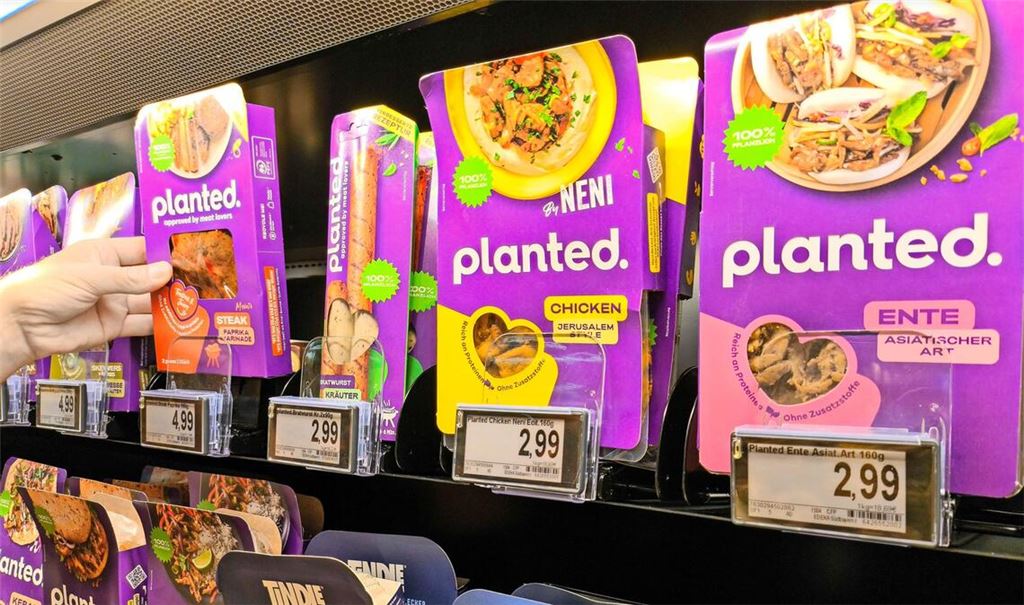 Pflanzliche Varianten zu Hühnchen, Ente, Wurst  und Co finden sich mittlerweile in vielen Supermarktregalen.