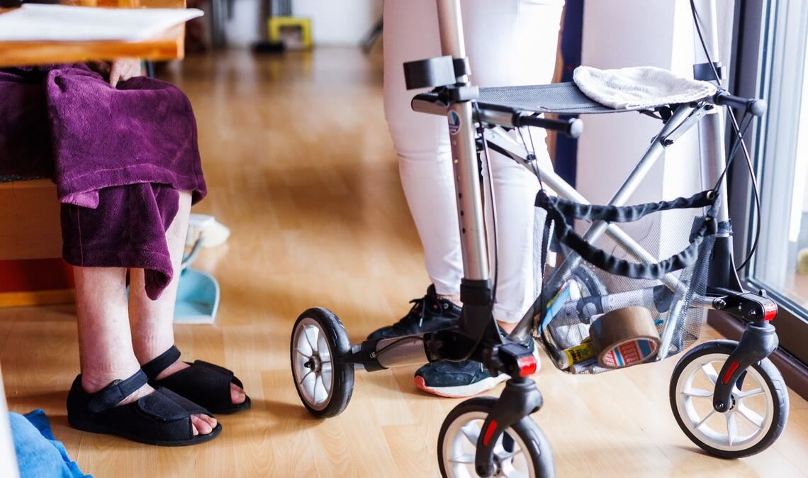 Pflege im Heim: Die Anfang vergangenen Jahres eingeführte Entlastungszuschläge für Bewohnerinnen und Bewohner sollen erhöht werden.
